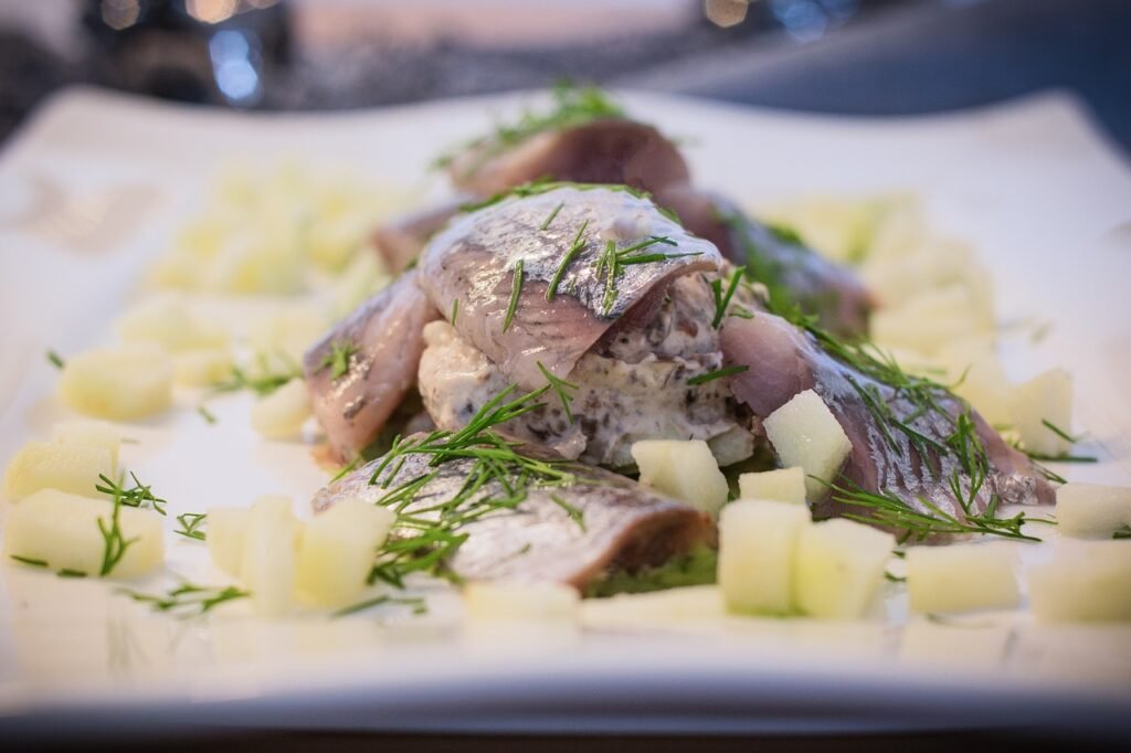 Frischer Eckernförder Matjes, perfekt zubereitet im Gasthaus Westensee. Traditionelles deutsches Essen Schleswig-Holstein, Mittagessen am Westensee, Hausgemachte Spezialitäten Westensee.