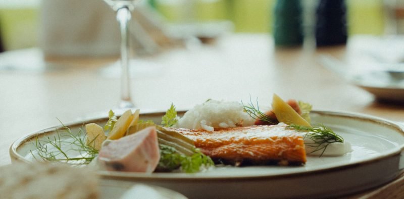 Ein köstlicher Teller Essen auf dem Tisch, bereit zum Genießen. Wiener Schnitzel vom Kalb, Restaurant am Westensee.