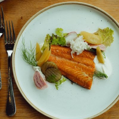 Teller mit Essen und Besteck zum Genießen. Gebratenes Entrecote, Restaurant in Schleswig-Holstein.